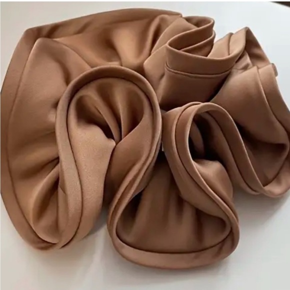 Elegant Black and Beige Hair Scrunchies Set - Picture 3 of 4